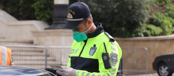 Полиция проверяет наличие разрешения на выход из дома в Баку Полиция проверяет наличие разрешения на выход из дома в Баку - Sputnik Азербайджан