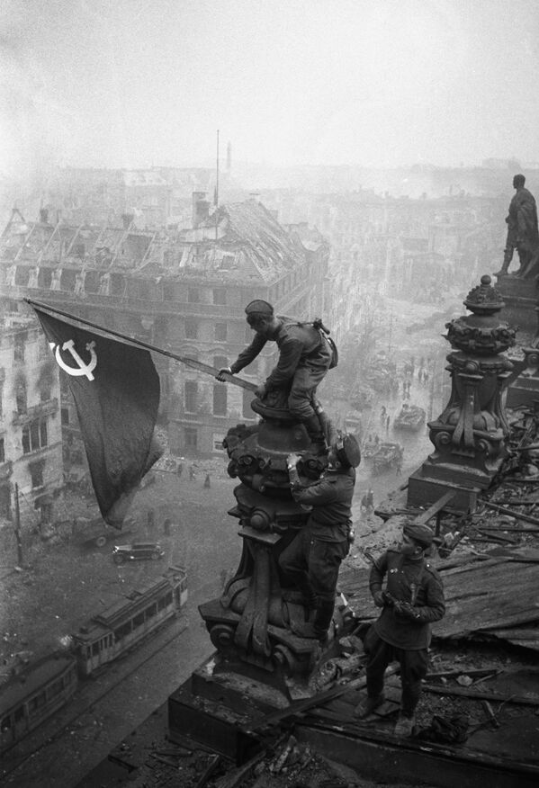Знамя Победы над Рейхстагом в Берлине, 1945 год - Sputnik Азербайджан