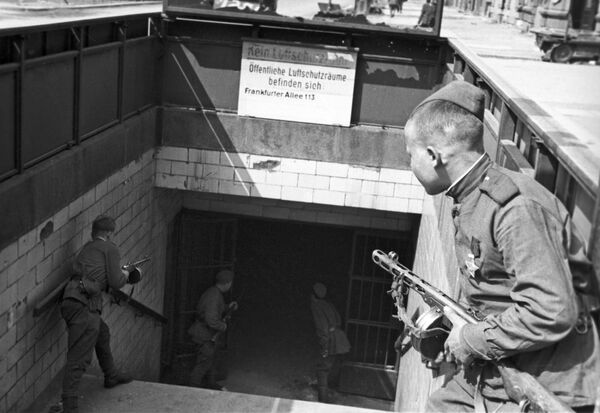 Советские солдаты у входа в метро в Берлине, 1945 год - Sputnik Азербайджан