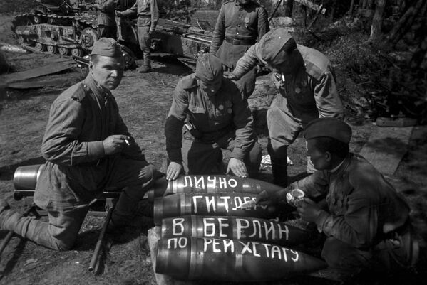 Советские артиллеристы готовятся к штурму Берлина, 1945 год Советские артиллеристы готовятся к штурму Берлина, 1945 год - Sputnik Азербайджан