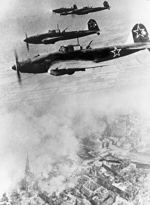 Советские самолеты летят курсом на Берлин, 1945 год - Sputnik Азербайджан