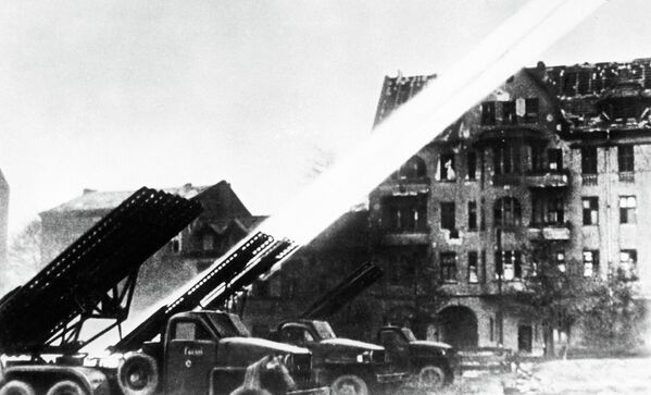 Залп реактивных установок «Катюша» по Берлину, 1945 год - Sputnik Азербайджан
