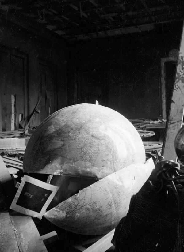 Разрушенный кабинет Адольфа Гитлера, 1945 год - Sputnik Азербайджан