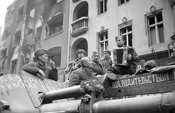 Советские солдаты слушают баян на улицах Берлина, 1945 год - Sputnik Азербайджан
