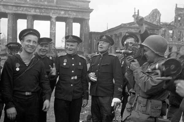 Советские моряки в Берлине, 1945 год - Sputnik Азербайджан