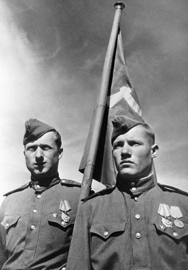 Советские солдаты Михаил Егоров и Мелитон Кантария, водрузившие Знамя победы над берлинским Рейхстагом в мае 1945 года - Sputnik Азербайджан