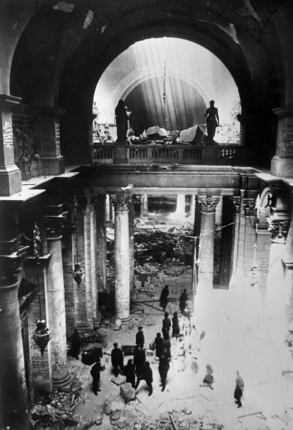 Советские бойцы в здании Рейхстага 9 мая 1945 года - Sputnik Азербайджан