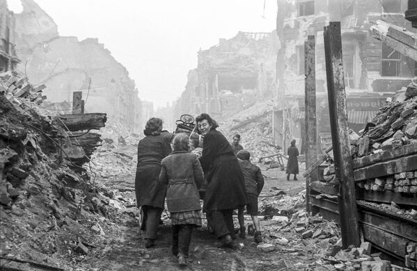 Жители Берлина возвращаются домой по заваленной обломками улице, 1945 год - Sputnik Азербайджан
