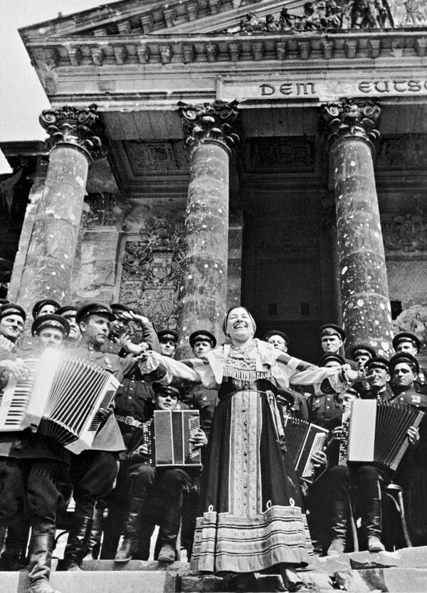 Народная артистка РСФСР Лидия Русланова выступает с концертом перед советскими воинами на ступенях Рейхстага, 1945 год - Sputnik Азербайджан