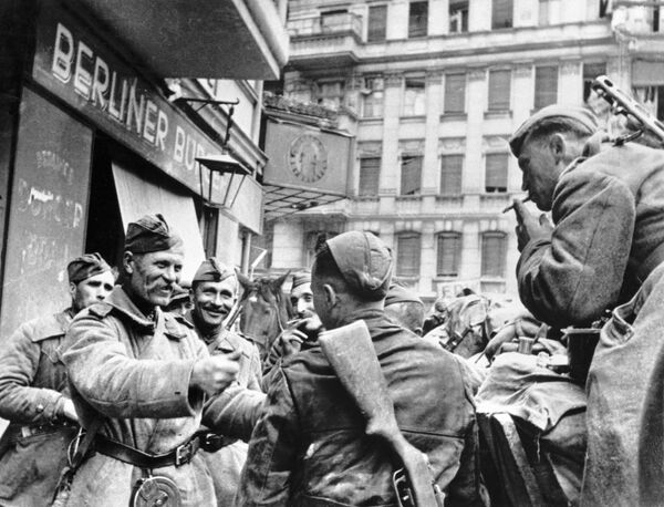 Советские солдаты-освободители празднуют победу в Берлине, 1945 год - Sputnik Азербайджан