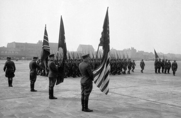 Представители союзного командования на Темпельгофском аэродроме в Берлине, 1945 год - Sputnik Азербайджан