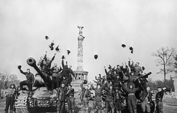 Советские танкисты в Берлине, 1945 год Советские танкисты в Берлине, 1945 год - Sputnik Азербайджан