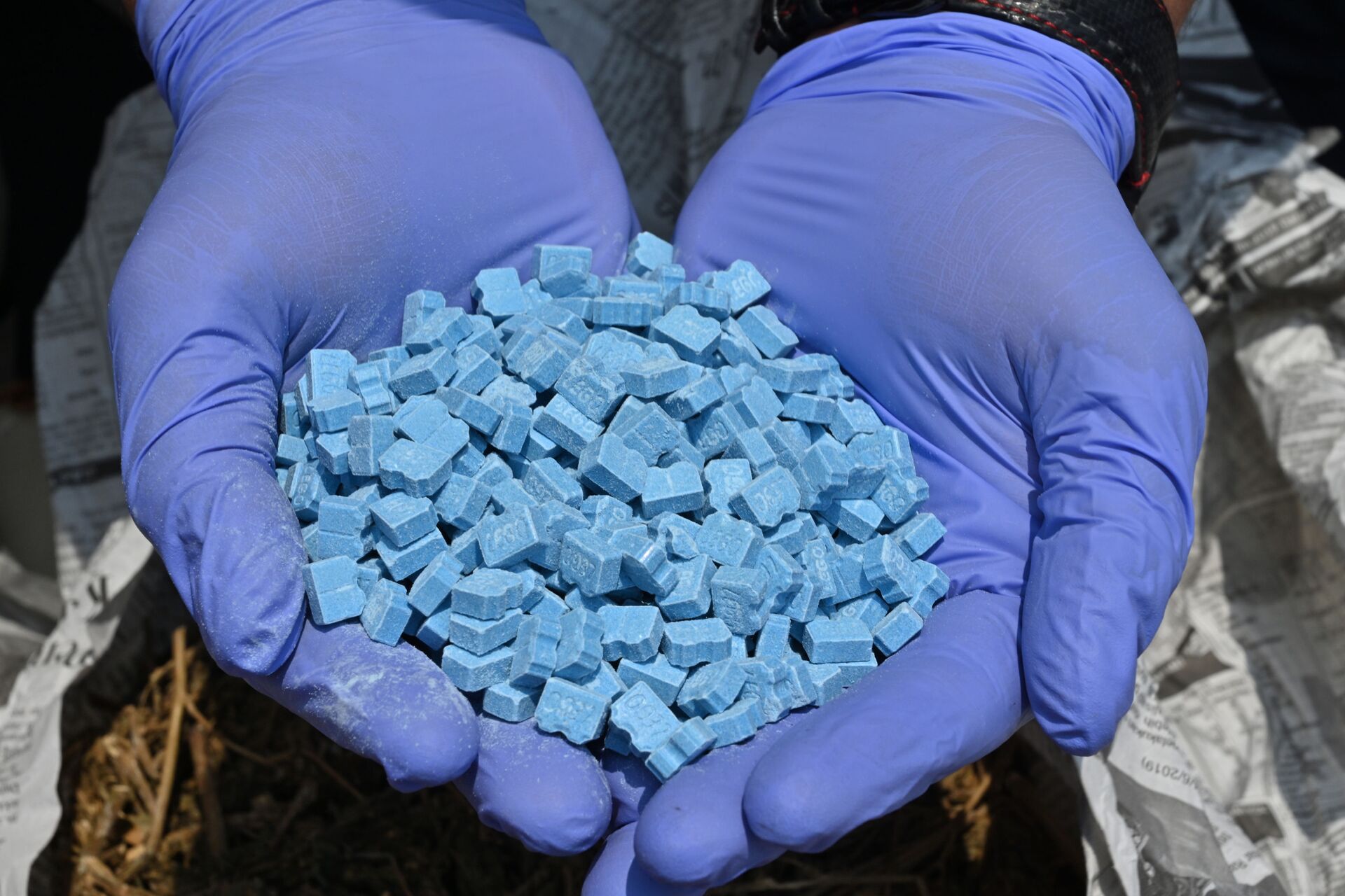 Полицейский демонстрирует синтетический наркотик метилендиоксиметамфетамин (MDMA), фото из архива - Sputnik Azərbaycan, 1920, 03.10.2022