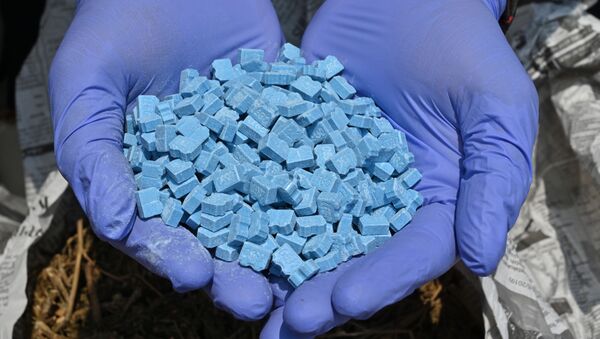 Полицейский демонстрирует синтетический наркотик метилендиоксиметамфетамин (MDMA), фото из архива - Sputnik Azərbaycan