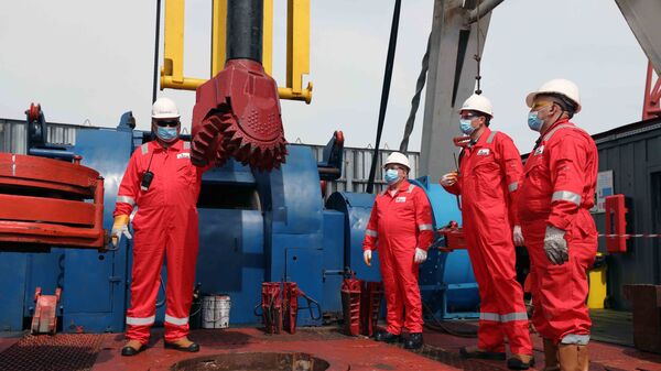 Бурение новой скважины на газоконденсатном месторождении Умид - Sputnik Азербайджан