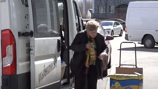 Пережившая блокаду пенсионерка развозит продукты нуждающимся - Sputnik Азербайджан