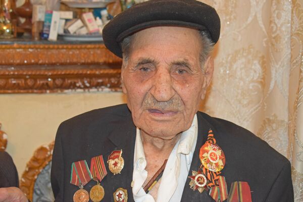 Сыны Азербайджана героически сражались в годы ВОВ - 99-летний ветеран Сыны Азербайджана героически сражались в годы ВОВ - 99-летний ветеран - Sputnik Азербайджан