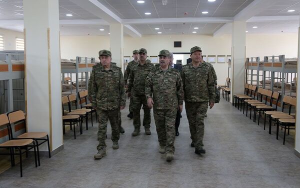 Генерал-полковник Магеррам Алиев и министр обороны генерал-полковник в воинской части в прифронтовой зоне - Sputnik Азербайджан