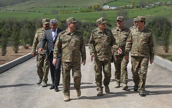 Генерал-полковник Магеррам Алиев и министр обороны генерал-полковник в воинской части в прифронтовой зоне - Sputnik Азербайджан