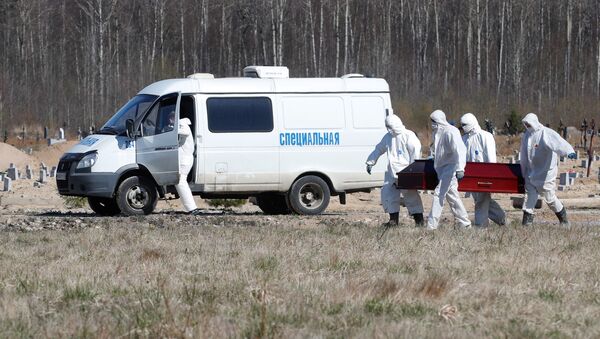 Могильщики транспортируют гроб пациента с подозрением на коронавирусную инфекцию в Москве, фото из архива - Sputnik Azərbaycan