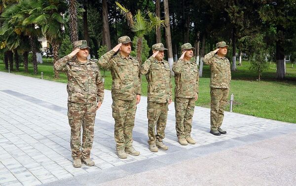 Генерал-полковник Магеррам Алиев и министр обороны генерал-полковник Закир Гасанов проинспектировали воинскую часть - Sputnik Азербайджан