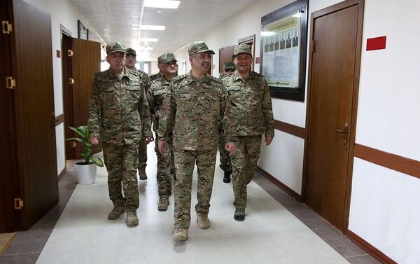 Генерал-полковник Магеррам Алиев и министр обороны генерал-полковник Закир Гасанов проинспектировали воинскую часть - Sputnik Азербайджан