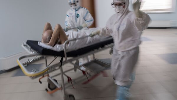 Медики транспортируют пациента с подозрением на коронавирусную инфекцию в Москве, фото из архива - Sputnik Azərbaycan