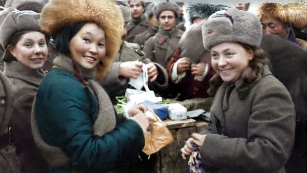  Вручение подарков воинам 11 армии СЗФ членами монгольской делегации, 1942 год - Sputnik Азербайджан