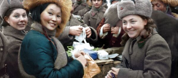 Вручение подарков воинам 11 армии СЗФ членами монгольской делегации, 1942 год Вручение подарков воинам 11 армии СЗФ членами монгольской делегации, 1942 год - Sputnik Азербайджан