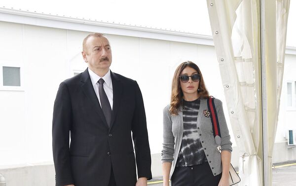 Президент Алиев и первая леди Мехрибан Алиева на церемонии открытия первого больничного комплекса модульного типа - Sputnik Азербайджан