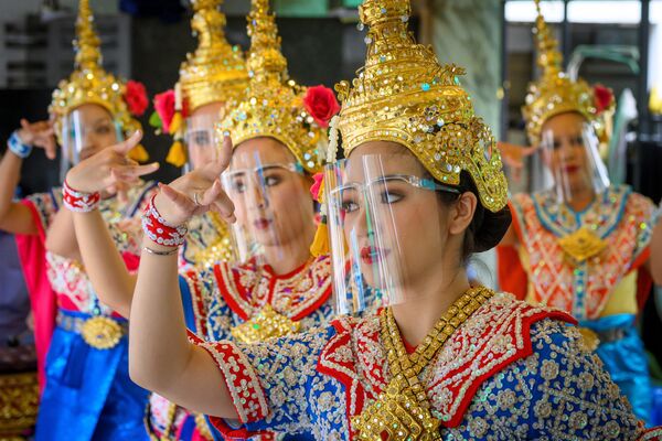 Танцовщицы в защитных масках во время выступления в храме Эваран в Таиланде - Sputnik Azərbaycan
