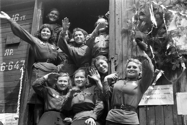 Демобилизованные девушки, уезжающие из Германии на Родину, 1945 год - Sputnik Азербайджан