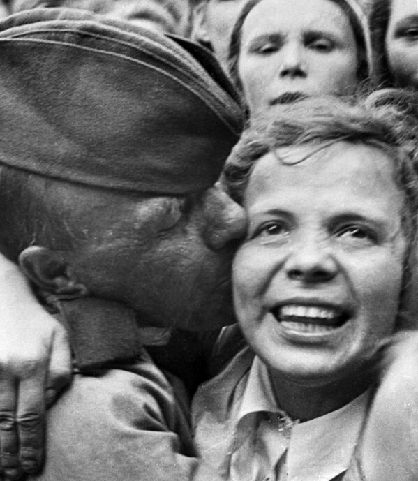 Встреча на Белорусском вокзале первого эшелона бойцов, вернувшихся с фронта после победы в Великой Отечественной войне. Июнь 1945 года - Sputnik Азербайджан