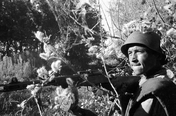 Боец Тойли Атаджанов в бою на подступах к Сталинграду, 1942 год - Sputnik Азербайджан