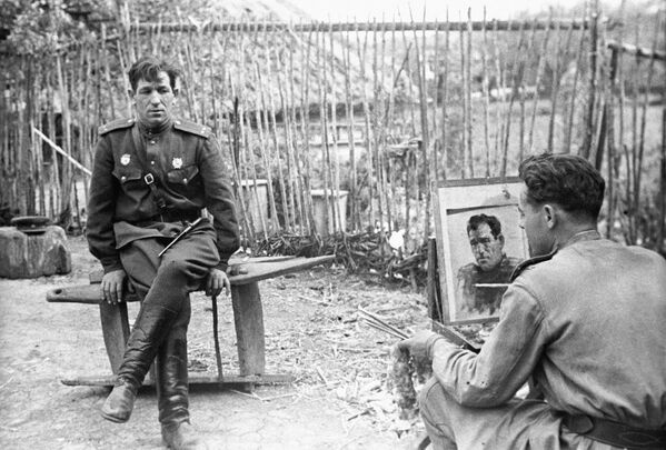 Художник студии военных художников Николай Соколов пишет портрет гвардии лейтенанта Н. Брыскина, 1944 год - Sputnik Азербайджан