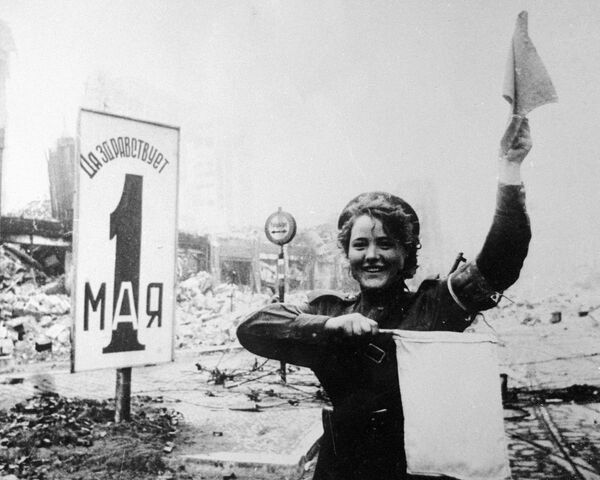 Военная регулировщица Мария Шальнева на Александерплац в Берлине, 1945 год - Sputnik Азербайджан