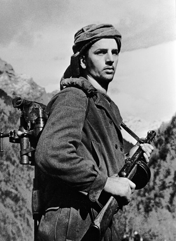 Солдат-абхазец в горах Кавказа, 1942 год - Sputnik Азербайджан