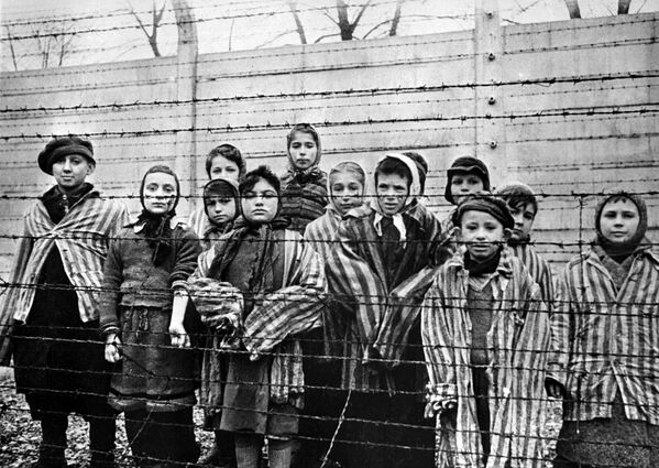 Дети, заключенные концентрационного лагеря Освенцим, 1945 год - Sputnik Азербайджан