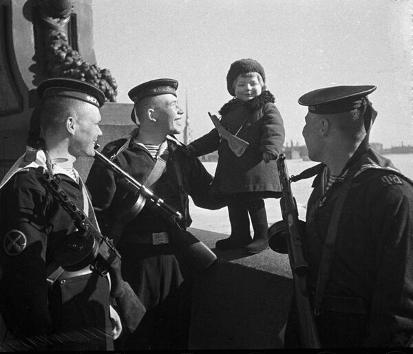 Моряки Балтийского флота беседуют с девочкой Люсей, оставшейся сиротой в блокадном Ленинграде, 1943 год - Sputnik Азербайджан