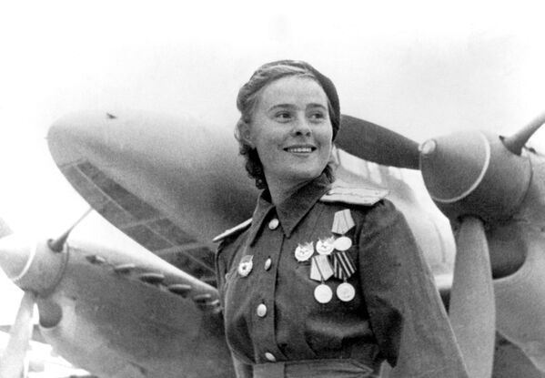 Герой Советского Союза заместитель командира эскадрильи 125-го гвардейского авиационного женского полка Мария Долина, 1944 год - Sputnik Азербайджан