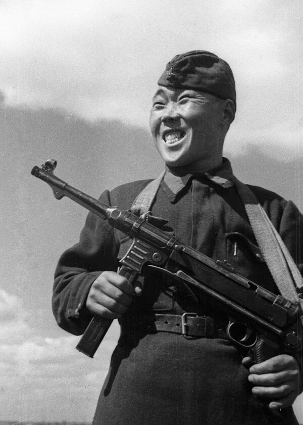 Снайпер Максим Пассар, нанаец по национальности, уничтоживший за время обороны Сталинграда 236 вражеских солдат и офицеров, 1942 год - Sputnik Азербайджан