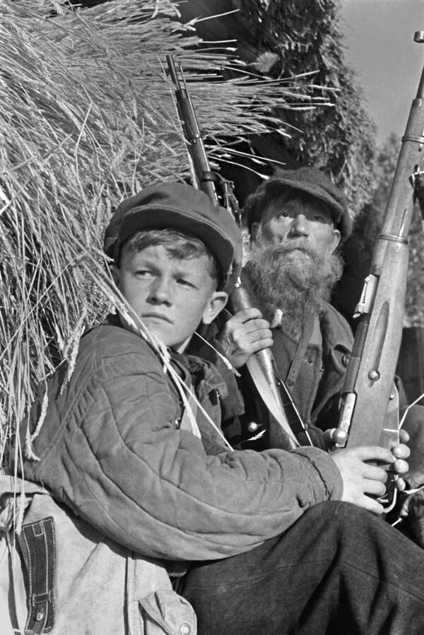Партизаны в дозоре, 13-летний Леня Федоров и колхозник колхоза Борец Гришин, 1943 год - Sputnik Азербайджан