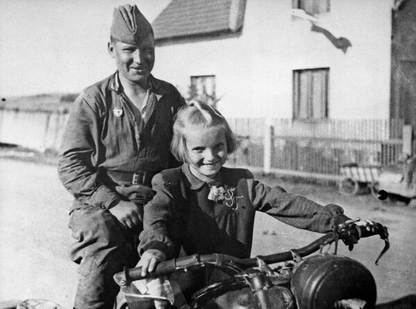 Советский солдат и чешская девочка. Село Чимелице, 1945 год - Sputnik Азербайджан
