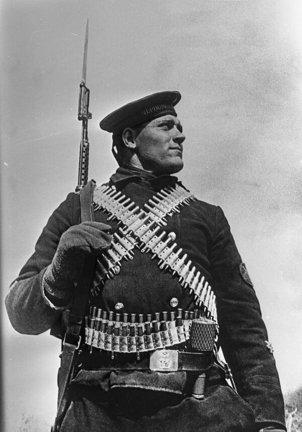 Защитник Севастополя морской пехотинец Федор Видмира, 1941 год - Sputnik Азербайджан
