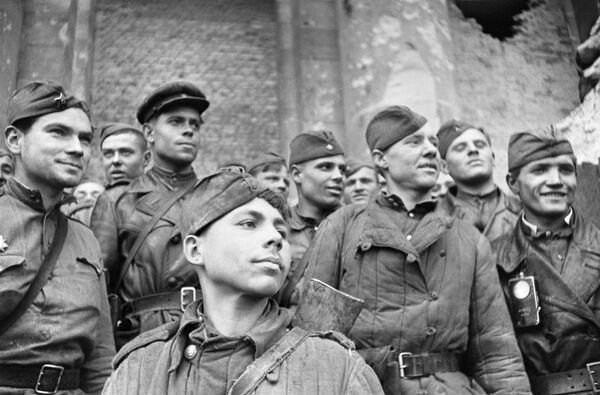 Бойцы, штурмовавшие Рейхстаг, май 1945 года - Sputnik Азербайджан