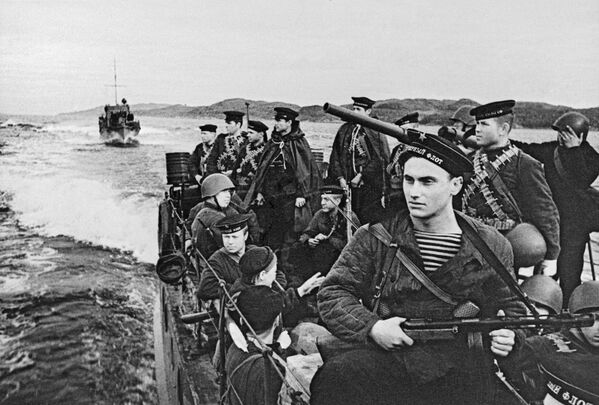 Моряки-десантники Северного флота направляются на катерах в район боевых действий, 1942 год - Sputnik Азербайджан