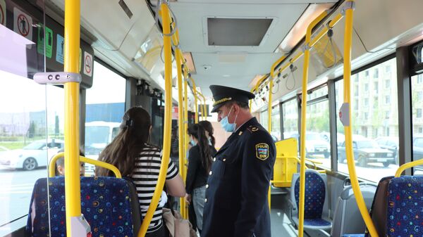 Полицейский проводит проверку в автобусе в Баку - Sputnik Азербайджан