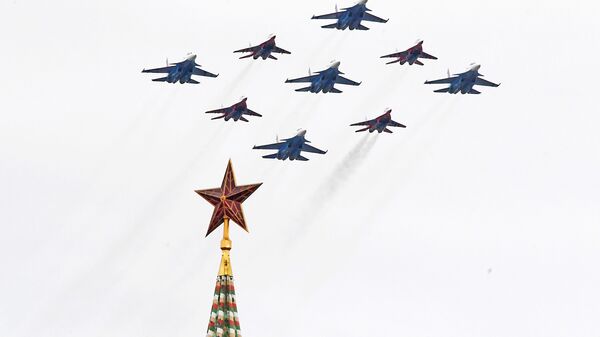 Истребители МиГ-29 и Су-30СМ пилотажных групп Русские витязи и Стрижи на воздушном параде Победы в Москве - Sputnik Азербайджан