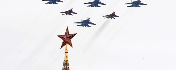 Истребители МиГ-29 и Су-30СМ пилотажных групп Русские витязи и Стрижи на воздушном параде Победы в Москве Истребители МиГ-29 и Су-30СМ пилотажных групп Русские витязи и Стрижи на воздушном параде Победы в Москве - Sputnik Азербайджан