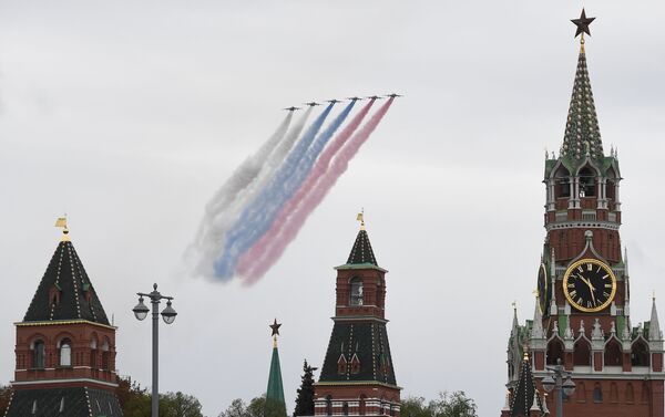 Штурмовики Су-25 на воздушном параде Победы в Москве - Sputnik Азербайджан